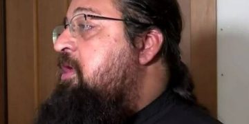 Συγκινεί ο ιερέας που έχασε την κόρη του: «Έχω χώρο, μπορώ να βοηθήσω» λέει για το μωρό της Καρολάιν