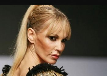 Νατάσα Καλογρίδη: «Την είδε» Μαντόνα και πόζαρε γυμνή με τα κοσμήματά της[photos]