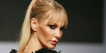 Νατάσα Καλογρίδη: «Την είδε» Μαντόνα και πόζαρε γυμνή με τα κοσμήματά της[photos]