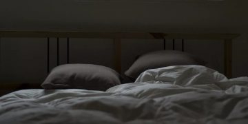 Έπιασε τον άντρα της να την απατά με τον ίδιο της τον… γιο!