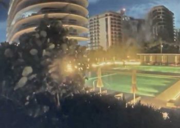 Μαϊάμι: Η στιγμή που το θηριώδες κτίριο καταρρέει – Σοκαριστικό βίντεο