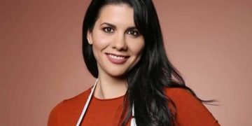 MasterChef: Αγνώριστη η Μαρίνα!  Οι πόζες με μαγιό και κατακόκκινα μαλλιά