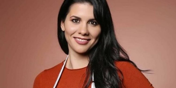 MasterChef: Αγνώριστη η Μαρίνα!  Οι πόζες με μαγιό και κατακόκκινα μαλλιά