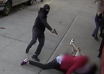 Alldaynews.gr Τρόμος στη Νέα Υόρκη: Κουκουλοφόρος πυροβολεί με μανία και παιδιά τρέχουν να σωθούν (video)