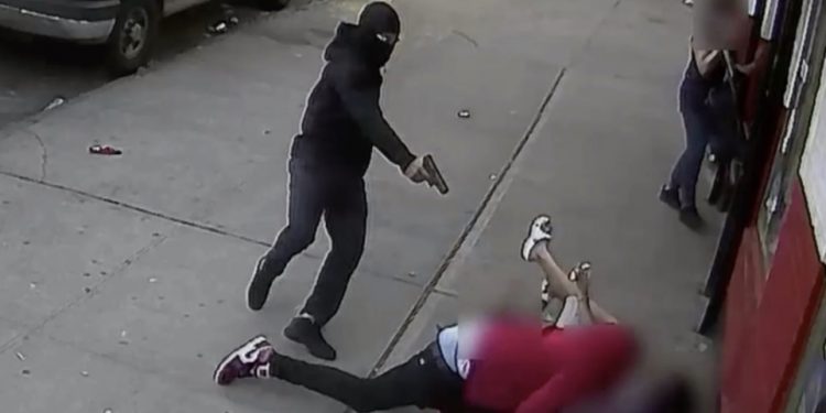 Alldaynews.gr Τρόμος στη Νέα Υόρκη: Κουκουλοφόρος πυροβολεί με μανία και παιδιά τρέχουν να σωθούν (video)