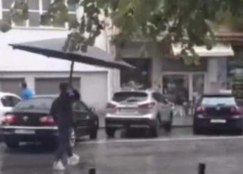 Θεσσαλονίκη: Με… ομπρέλα γίγας για καφέ εν μέσω νεροποντής (video)