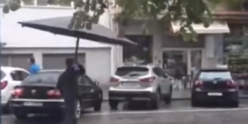 Alldaynews.gr Θεσσαλονίκη: Με… ομπρέλα γίγας για καφέ εν μέσω νεροποντής (video)