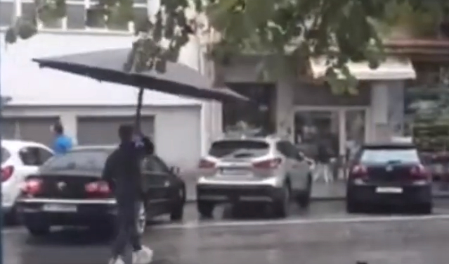 Alldaynews.gr Θεσσαλονίκη: Με… ομπρέλα γίγας για καφέ εν μέσω νεροποντής (video)
