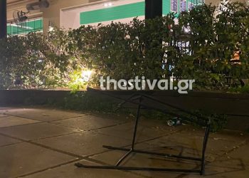 ΠΡΙΝ ΛΙΓΟ στη Θεσσαλονίκη: Τριάντα ροπαλοφόροι επιτέθηκαν σε παρέα που καθόταν σε καφετέρια (φωτο)