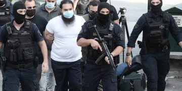 Alldaynews.gr Επίθεση με βιτριόλι σε μητροπολίτες: Στον εισαγγελέα χωρίς ράσα ο ιερέας – δράστης