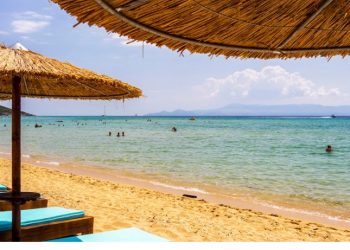 Αγία Μαρίνα: Πακιστανοί ξεγύμνωσαν 25χρονη που πήγε για μπάνιο-Μετέδιδαν live την επίθεση