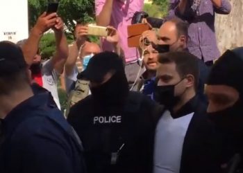 Συμβαίνει Τώρα: Δεμένος πισθάγκωνα και με αλεξίσφαιρο ο Μπάμπης στον ανακριτή[video]