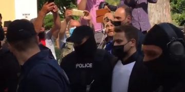 Συμβαίνει Τώρα: Δεμένος πισθάγκωνα και με αλεξίσφαιρο ο Μπάμπης στον ανακριτή[video]