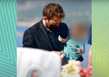 Δολοφονία Καρολάιν: Πάνω απο το μνήμα με το μωρό αγκαλιά-Όλο το Θέατρο και η υποκρισία του πιλότου σε μια φωτογραφία!