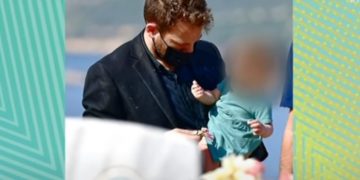 Alldaynews.gr Δολοφονία Καρολάιν: Πάνω απο το μνήμα με το μωρό αγκαλιά-Όλο το Θέατρο και η υποκρισία του πιλότου σε μια φωτογραφία!