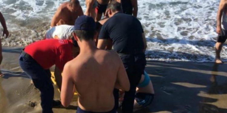 Τραγωδία πριν Λίγο: Πνίγηκε 6χρονο αγοράκι-Ξέφυγε απο την προσοχή του πατέρα του στην παραλία