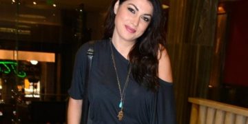 Alldaynews.gr Κλέλια Ρένεση: «Πόσο αφελής είναι αυτός που κρίνει τις πολιτικές απόψεις μου με γνώμονα το μέγεθος του σουτιέν μου»