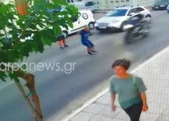 Η στιγμή που μηχανή χτυπάει παιδάκι στα Χανιά – Βίντεο σοκ