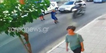 Η στιγμή που μηχανή χτυπάει παιδάκι στα Χανιά – Βίντεο σοκ