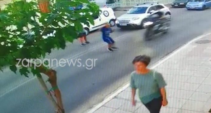 Η στιγμή που μηχανή χτυπάει παιδάκι στα Χανιά – Βίντεο σοκ
