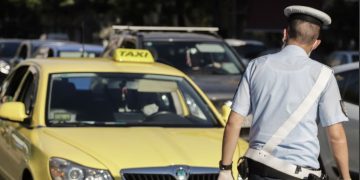 Alldaynews.gr Ταξί είχε πελάτη στο πίσω κάθισμα Νεκρή Γυναίκα-Σοκαρισμένοι οι Αστυνομικοί
