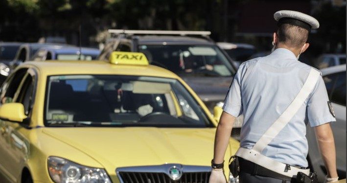 Alldaynews.gr Ταξί είχε πελάτη στο πίσω κάθισμα Νεκρή Γυναίκα-Σοκαρισμένοι οι Αστυνομικοί