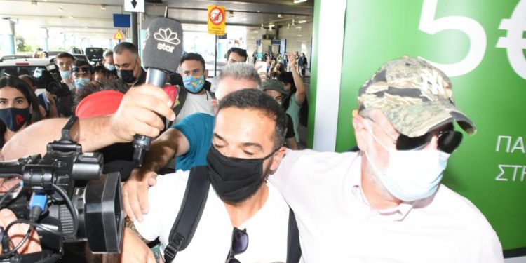 Survivor: Σε γήπεδο μετατράπηκε το αεροδρόμιο! Υποδέχτηκαν τον Τριαντάφυλλο με συνθήματα![Βίντεο]