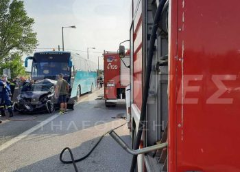 Ι.Χ. συγκρούστηκε με φορτηγό και λεωφορείο – Τρεις τραυματίες και επιχείρηση απεγκλωβισμού