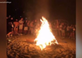 Γλυφάδα: 2.000 άτομα σε πάρτι στην παραλία – Κατέστρεψαν τις ομπρέλες & πετροβόλησαν Πυροσβέστες και Αστυνομικούς