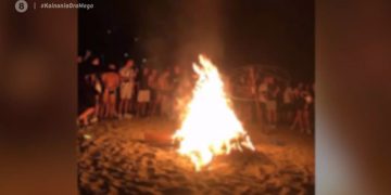 Alldaynews.gr Γλυφάδα: 2.000 άτομα σε πάρτι στην παραλία – Κατέστρεψαν τις ομπρέλες & πετροβόλησαν Πυροσβέστες και Αστυνομικούς