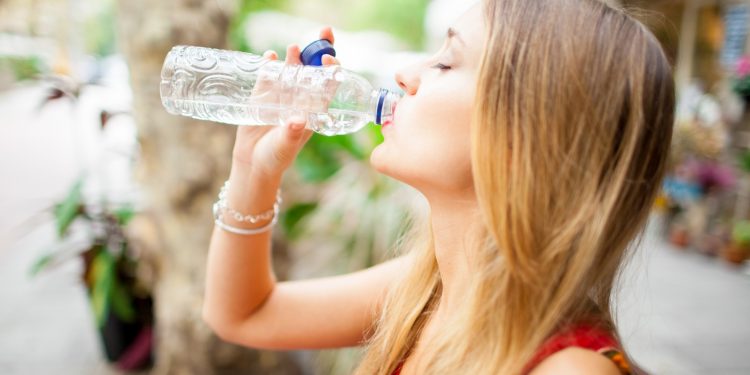 Alldaynews.gr γυναίκα νερό καλοκαίρι summer heat