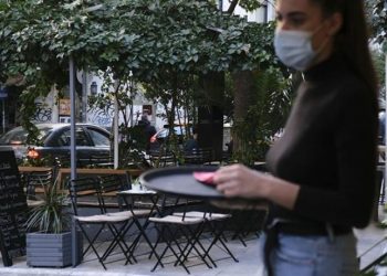 Από την τσέπη τους θα πληρώνουν το rapid test οι ανεμβολίαστοι εργαζόμενοι σε τουρισμό και εστίαση