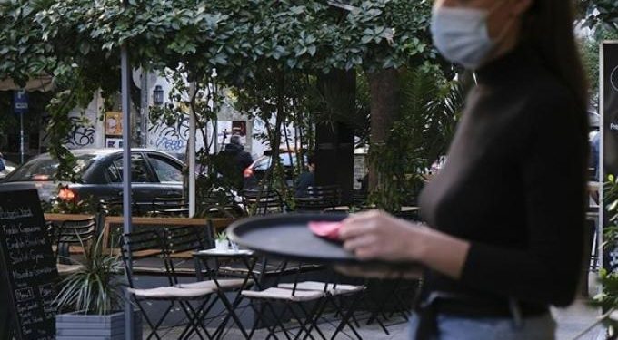 Από την τσέπη τους θα πληρώνουν το rapid test οι ανεμβολίαστοι εργαζόμενοι σε τουρισμό και εστίαση