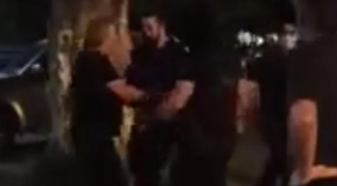 Alldaynews.gr Αστυνομικοί μπαίνουν σε ταβέρνα στο Ηράκλειο σα να πρόκειται να συλλάβουν τον Παλαιοκώστα – Άφωνοι οι πελάτες (vid)