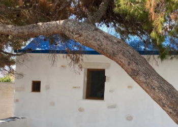 Απίστευτο περιστατικό στην Πάρο: Άρπαξε από τον παπά κι έσκισε την εγκύκλιο για τα εμβόλια