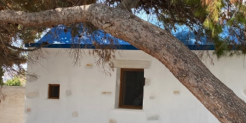 Απίστευτο περιστατικό στην Πάρο: Άρπαξε από τον παπά κι έσκισε την εγκύκλιο για τα εμβόλια