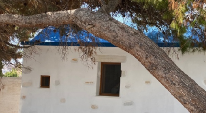 Απίστευτο περιστατικό στην Πάρο: Άρπαξε από τον παπά κι έσκισε την εγκύκλιο για τα εμβόλια