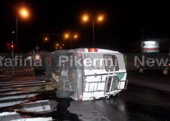 Τροχαίο με τρείς τραυματίες στη Μαραθώνος – Σμπαράλια τα Ι.Χ[photos]