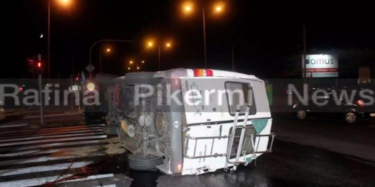 Τροχαίο με τρείς τραυματίες στη Μαραθώνος – Σμπαράλια τα Ι.Χ[photos]