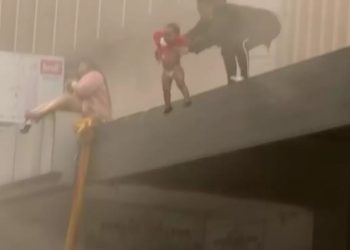 Πέταξε τη δίχρονη κόρη της στο κενό για τη σώσει από φωτιά[video]