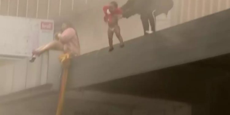 Πέταξε τη δίχρονη κόρη της στο κενό για τη σώσει από φωτιά[video]