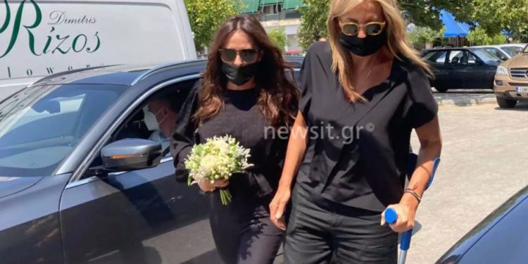 Alldaynews.gr Κηδεία Τόλη Βοσκόπουλου: Με πατερίτσα στην κηδεία του η Μαρέβα Μητσοτάκη