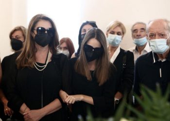 «Τελευταίο αντίο» στον Τόλη Βοσκόπουλο: Η στιγμή που η Άντζελα Γκερέκου και η κόρη της έφτασαν στο Α’ Νεκροταφείο