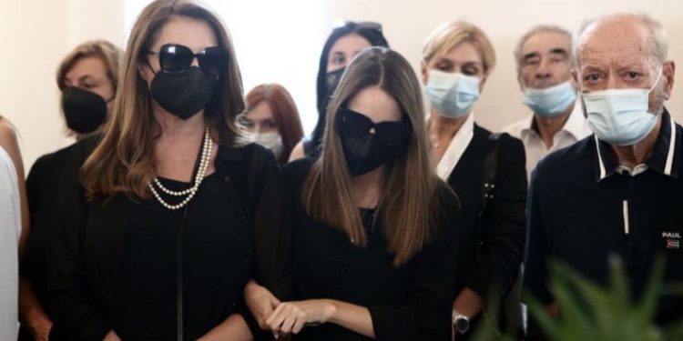 «Τελευταίο αντίο» στον Τόλη Βοσκόπουλο: Η στιγμή που η Άντζελα Γκερέκου και η κόρη της έφτασαν στο Α’ Νεκροταφείο
