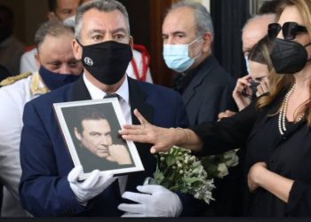 Κηδεία Βοσκόπουλου: Σπαρακτική στιγμή! Το χάδι της Γκερέκου στη φώτο του Τόλη Βοσκόπουλου