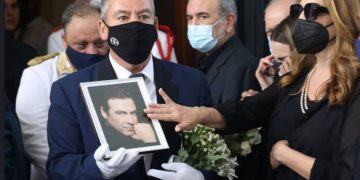 Alldaynews.gr Κηδεία Βοσκόπουλου: Σπαρακτική στιγμή! Το χάδι της Γκερέκου στη φώτο του Τόλη Βοσκόπουλου