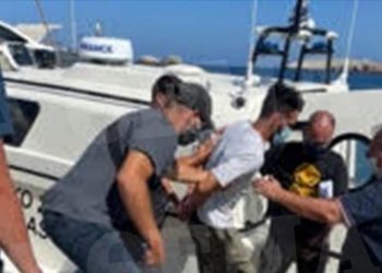 Δείτε βίντεο: Η μεταφορά του 30χρονου Κτήνους-Δολοφόνου της Γαρυφαλλιάς στη Νάξο