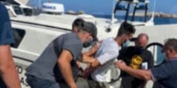 Δείτε βίντεο: Η μεταφορά του 30χρονου Κτήνους-Δολοφόνου της Γαρυφαλλιάς στη Νάξο