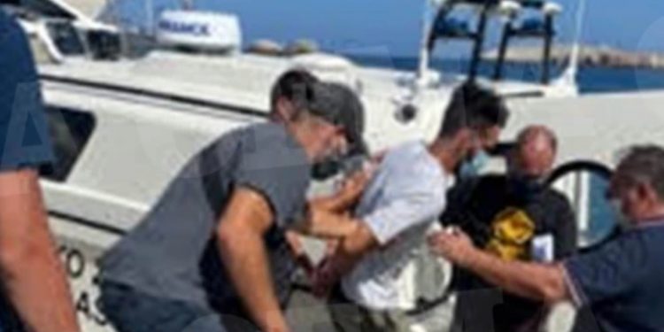 Δείτε βίντεο: Η μεταφορά του 30χρονου Κτήνους-Δολοφόνου της Γαρυφαλλιάς στη Νάξο