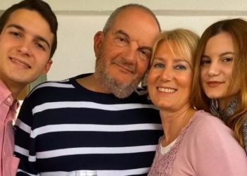 Κωνσταντίνος Καραμανλής – Νατάσα Παζαϊτη: Η οικογενειακή φωτογραφία από την τελετή αποφοίτησης των διδύμων